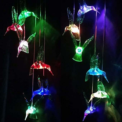 As luzes decorativas dos colibris solares brancos mornos macios enrolam decorações do feriado dos presentes do partido dos carrilhões